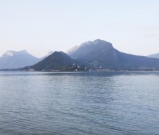 le-lac-les-montagnes-annecy-540x800