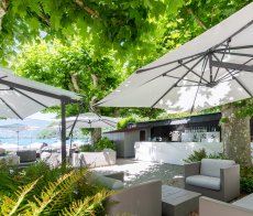 Terrasse bar vue lac